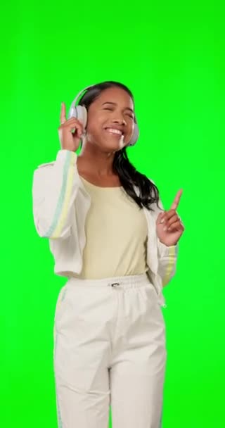 スタジオの背景にヘッドフォン ダンス 幸福と緑の画面 笑顔と女性 ヘッドセットを持つ歌と幸せな人 ストリーミング音楽とエネルギーとダンス 指摘し 陽気な — ストック動画