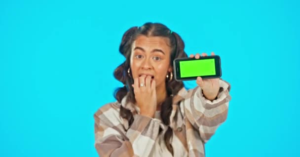 工作室广告网站 移动应用或网络连接中的电话 绿色屏幕和紧张女性 带有智能手机 焦虑或咬指甲的Genz女性模特在社交媒体上的肖像 — 图库视频影像