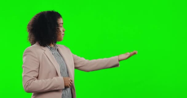 Difusión Cara Una Mujer Con Noticias Una Pantalla Verde Aislada — Vídeos de Stock