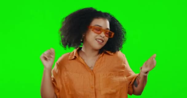 黑人妇女戴着时尚太阳镜在绿色的屏幕上跳舞 在工作室的背景下欢快而自由 复古的眼镜和风格 无忧无虑的女舞蹈家与模拟空间和舞蹈节奏 — 图库视频影像