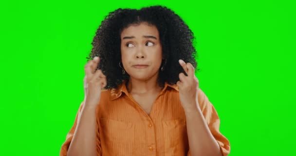 Mujer Los Dedos Cruzados Orar Con Esperanza Por Pantalla Verde — Vídeos de Stock