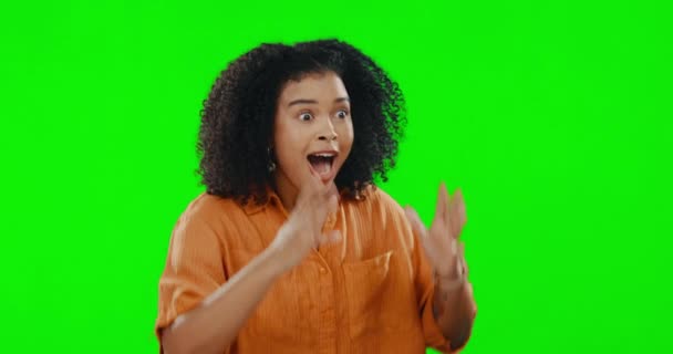 Feliz Ganadora Una Mujer Animando Una Pantalla Verde Aislada Fondo — Vídeo de stock