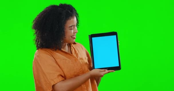 Kadın Yeşil Ekran Stüdyosunda Boş Tablet Maket Arka Planda Uygulama — Stok video