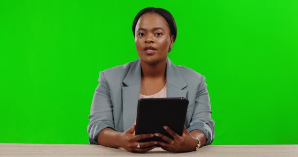 Siyah Kadın Yüzü Konuşması Yeşil Ekrandaki Tablet Ile Hava Durumu — Stok video
