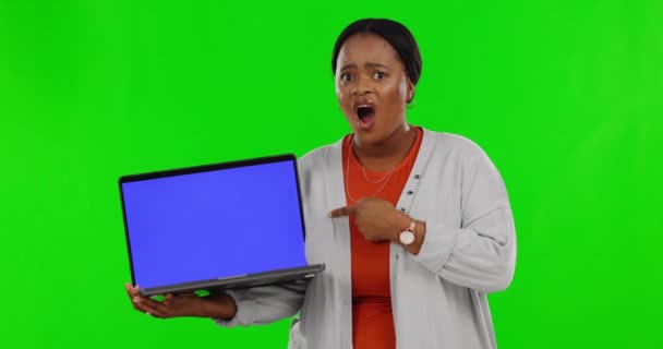 Σοκαρισμένος Δείχνοντας Και Laptop Μαύρη Γυναίκα Στην Πράσινη Οθόνη Για — Αρχείο Βίντεο