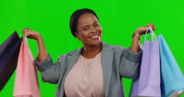 Czarna Kobieta Torbą Zakupy Podekscytowana Tańcząca Zielonym Ekranie Terapia Detaliczna — Wideo stockowe