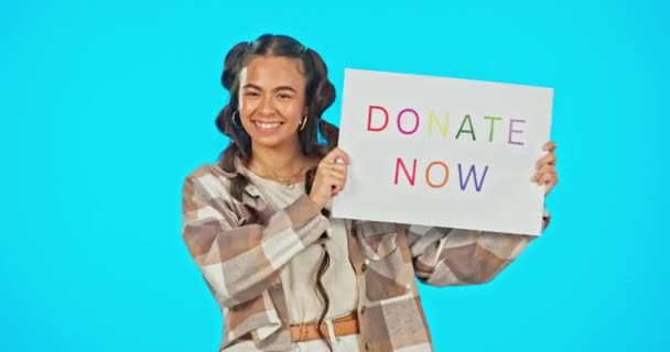 微笑和女人与捐赠现在签署 海报和支持蓝色工作室的背景 肖像画 女性志愿者 有旗帜的快乐人 社区团结和慈善帮助 — 图库视频影像