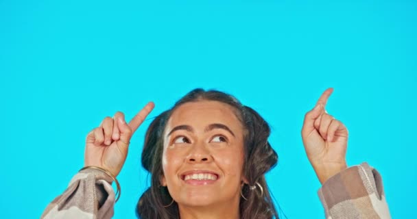 Kobieta Twarz Wskazanie Reklama Uśmiechem Umieszczenie Produktu Niebieskim Tle Przestrzeń — Wideo stockowe