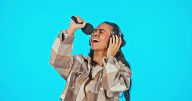 Kulaklıklar, mikrofon ve arka planda izole edilmiş şarkı söyleyen kadın kayıt stüdyosundaki ses ve yetenek. Şarkıcı, Z jenerasyonu müzisyeni ya da Nüfuzlu kişi dans edip sizi bir konsere yönlendirir..