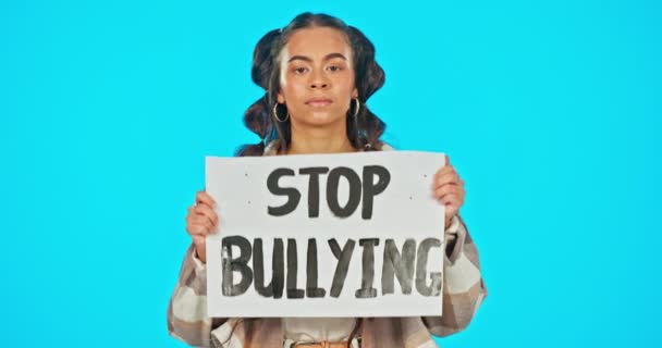 Portre Poster Zorbalık Stüdyoda Mavi Arka Planda Bir Kadınla Kabul — Stok video
