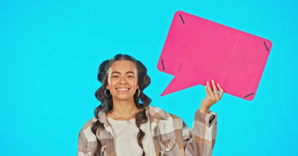 Bańka Mowy Reklama Media Społecznościowe Kobietą Twarzą Uśmiechem Makietą Niebieskim — Wideo stockowe