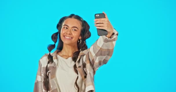 Kadın Selfie Komik Yüzlü Poz Mutlu Kaygısız Mavi Arka Planda — Stok video