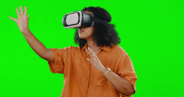 Oyunlar Yeşil Ekranda Gözlüklü Bir Kadın Stüdyoda Izole Edilmiş Etkileşimli — Stok video