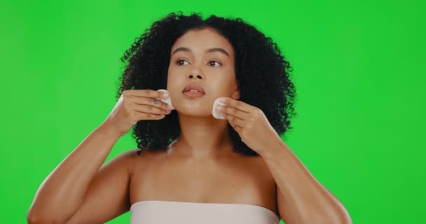緑の画面と化粧品 スキンケアメイクの除去のための綿のパッドを持つ女性 皮膚科 豪華なスパやスタジオでのウェルネス 顔の治療とクリーニングのためのパッチを持つ女の子の顔 — ストック動画
