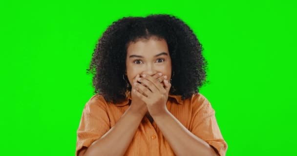 Kadın Eller Ağızda Yeşil Ekranda Stüdyoda Sürpriz Bir Şekilde Arka — Stok video
