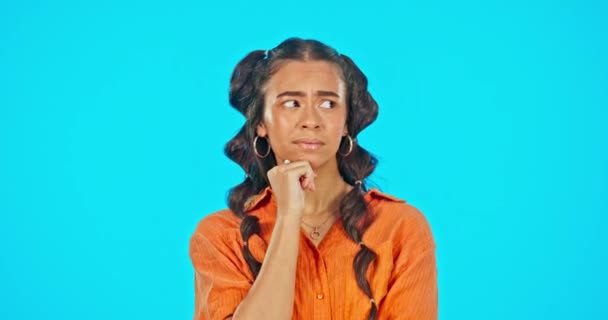 Tänker Förvirrad Och Ansikte Kvinna Blå Bakgrund För Reklam Beslut — Stockvideo