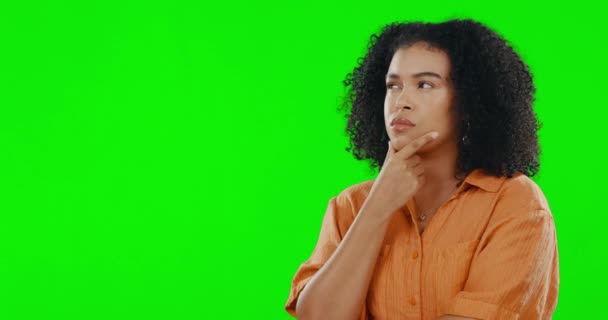 モックアップ 緑の画面とアイデア 思考とスタジオの背景に疑問を持つ女性 意思決定または選択と空間 混乱した女性と人マインドセット 機会またはインスピレーション — ストック動画