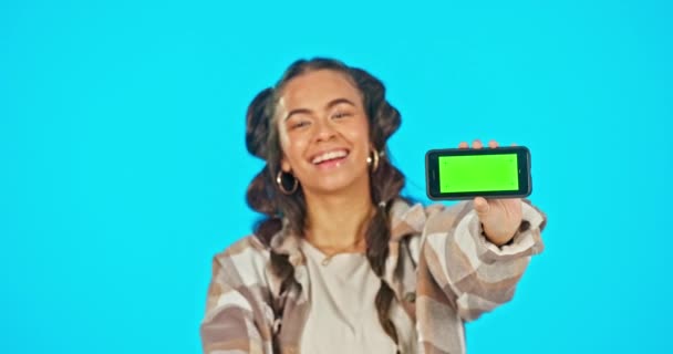 スタジオ広告ウェブサイト モバイルアプリやネットワーク接続の女性 緑の画面と電話 ブランドやロゴ製品の配置のための手のスマートフォンで幸せなゲンZ女性モデルポイントの肖像画 — ストック動画