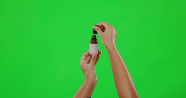 緑の画面上の血清と手 美しさと女性 スタジオの背景に保湿剤と液体とスキンケア 化粧品や皮膚科で健康な肌のためのボトル モックアップ ドロッパー — ストック動画