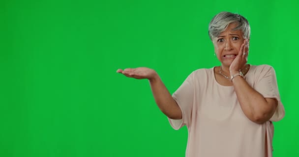 Starsza Kobieta Otwarta Ręka Przestrzeń Przez Zielony Ekran Strachem Przerażona — Wideo stockowe