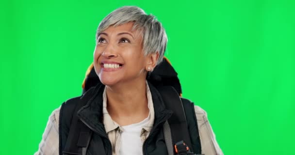 Зеленый Экран Рюкзак Счастливая Женщина Изолированная Студийном Фоне Приключения Путешествиях — стоковое видео