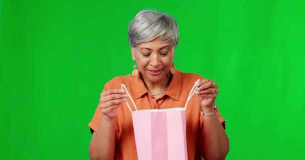 Feliz Surpreso Uma Mulher Com Presente Uma Tela Verde Isolada — Vídeo de Stock