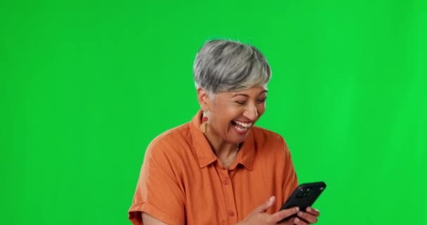 老年女性 电话和笑在绿色屏幕上的滑稽迷因 笑话或社交媒体的工作室背景 快乐的老年女性在手机上笑着进行有趣的聊天或在网上发帖模仿 — 图库视频影像
