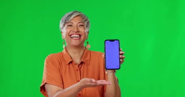 老年妇女 电话和模拟绿色屏幕与跟踪标记与工作室的背景 快乐的老年女性在复制空间的广告或营销中展示智能手机的肖像 — 图库视频影像