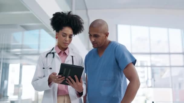 Trabalho Equipe Tablet Médicos Decepcionados Conversando Trabalhando Juntos Medicina Hospital — Vídeo de Stock