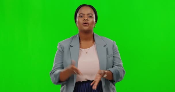 Svart Kvinna Händer Ansikte Eller Talar Grön Skärm För Väderrapport — Stockvideo