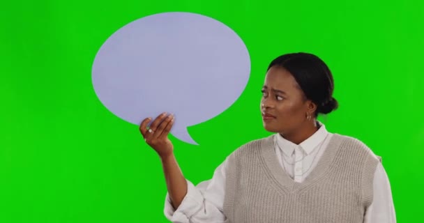 Svart Kvinne Forvirret Taleboble Grønn Skjerm Med Sosiale Medier Reklamemodell – stockvideo