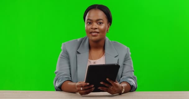 Μαύρη Γυναίκα Χέρια Μιλώντας Ταμπλέτα Πράσινη Οθόνη Για Δελτίο Καιρού — Αρχείο Βίντεο