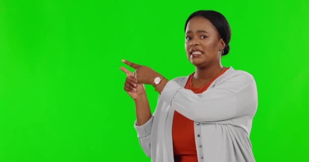 Pantalla Verde Mujer Decepcionada Negra Apuntando Colocación Del Producto Trato — Vídeos de Stock