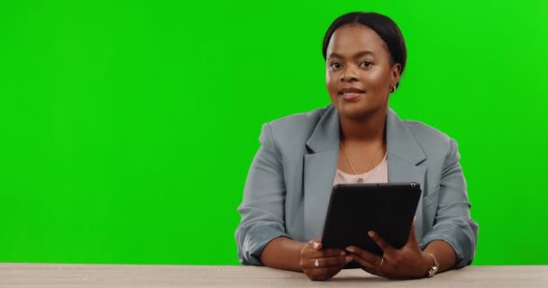 Mujer Negra Hablando Leyendo Tableta Pantalla Verde Para Romper Canal — Vídeos de Stock