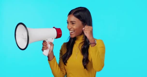 Šťastný Megafon Křik Indiánkou Studiu Pro Oznámení Dobré Zprávy Hlasování — Stock video