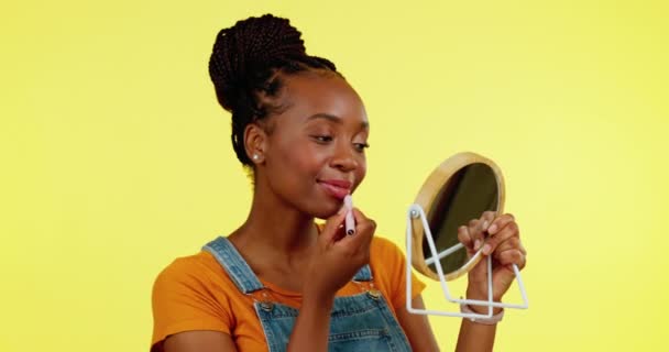 Cara Cuidado Piel Mujer Negra Con Espejo Maquillaje Lápiz Labial — Vídeos de Stock