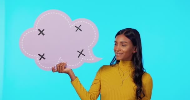 Feliz Charlar Señalar Mujer Una Burbuja Del Habla Aislado Fondo — Vídeos de Stock