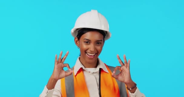 Portræt Perfekt Bygningsarbejder Kvinde Blå Baggrund Studiet Gestus Med Emoji – Stock-video