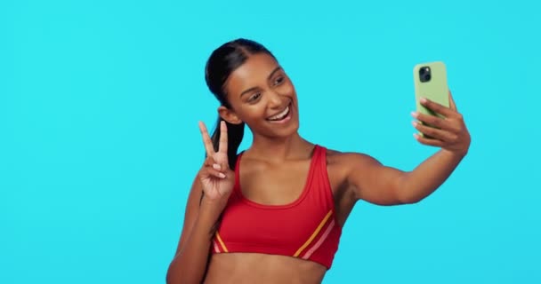 Γυμναστήριο Γυναίκα Και Την Ειρήνη Υπογράψει Στο Στούντιο Για Selfie — Αρχείο Βίντεο