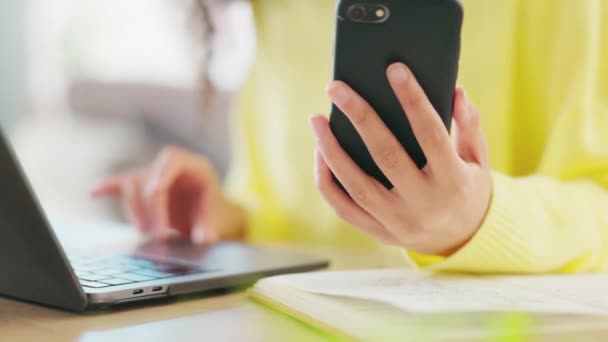 Vrouw Handen Telefoon Laptop Voor Communicatie Sociale Media Werk Afstand — Stockvideo
