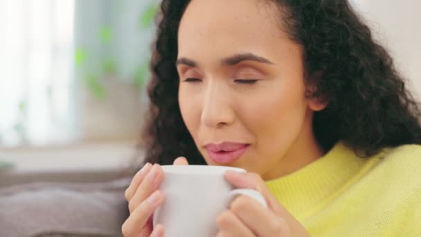Düşünme Kahve Kadın Huzur Içinde Dinlenme Düşünceler Oturma Odasında Sakin — Stok video