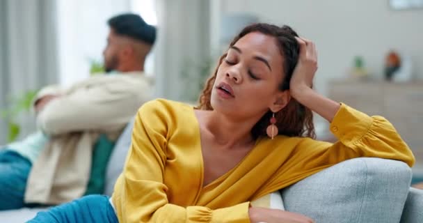 Stress Dispute Couple Déprimé Sur Canapé Dans Appartement Luttant Contre — Video