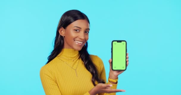 Счастливая Женщина Телефон Макет Зеленом Экране Отслеживающими Маркерами Студийном Фоне — стоковое видео