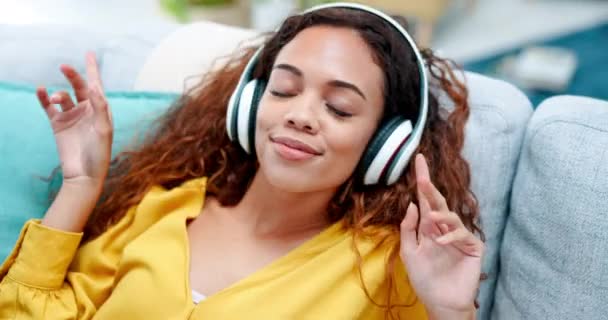 Musikhörlurar Sång Och Avslappnande Kvinna Lyssnar Rap Hiphop Eller Jazzsång — Stockvideo