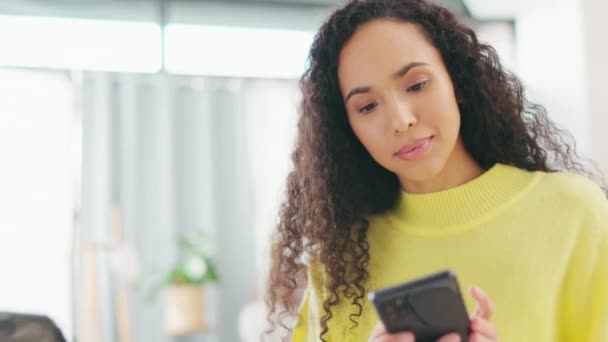 Szczęśliwa Kobieta Telefon Komunikacja Zdalnej Pracy Rozmawiają Biznesie Pomyśle Lub — Wideo stockowe