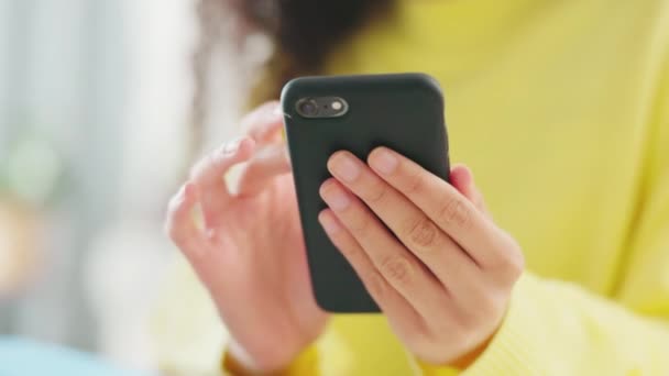 Счастливая Женщина Руки Телефон Улыбкой Общения Социальных Сетей Почты Дому — стоковое видео