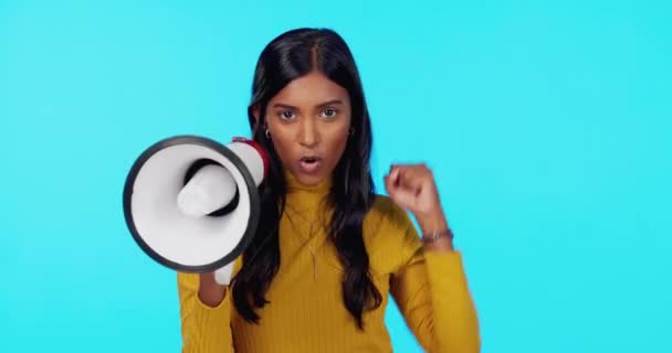 Boos Protest Vrouw Met Een Megafoon Voor Communicatie Geïsoleerd Een — Stockvideo