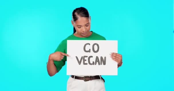 Sinal Vegan Protesto Cara Mulher Apontando Para Cartaz Estúdio Sentindo — Vídeo de Stock