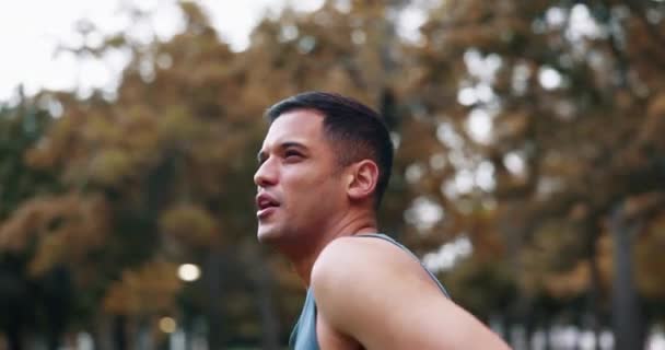 Park Motion Ansikte Och Man Trött Efter Konditionsträning Natur Maraton — Stockvideo
