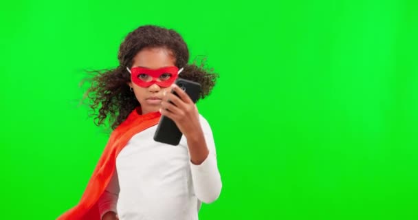 Супергерой Телефон Макет Девушкой Зеленом Фоне Экрана Студии Маркетинга Рекламы — стоковое видео